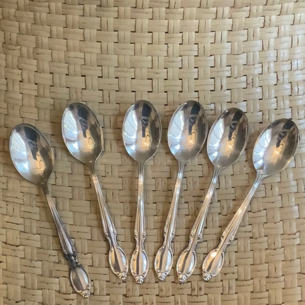 SPOONS VINTAGE WM. ROGERS IS SPOONS (6) holidays comingDo you ever have enough?
